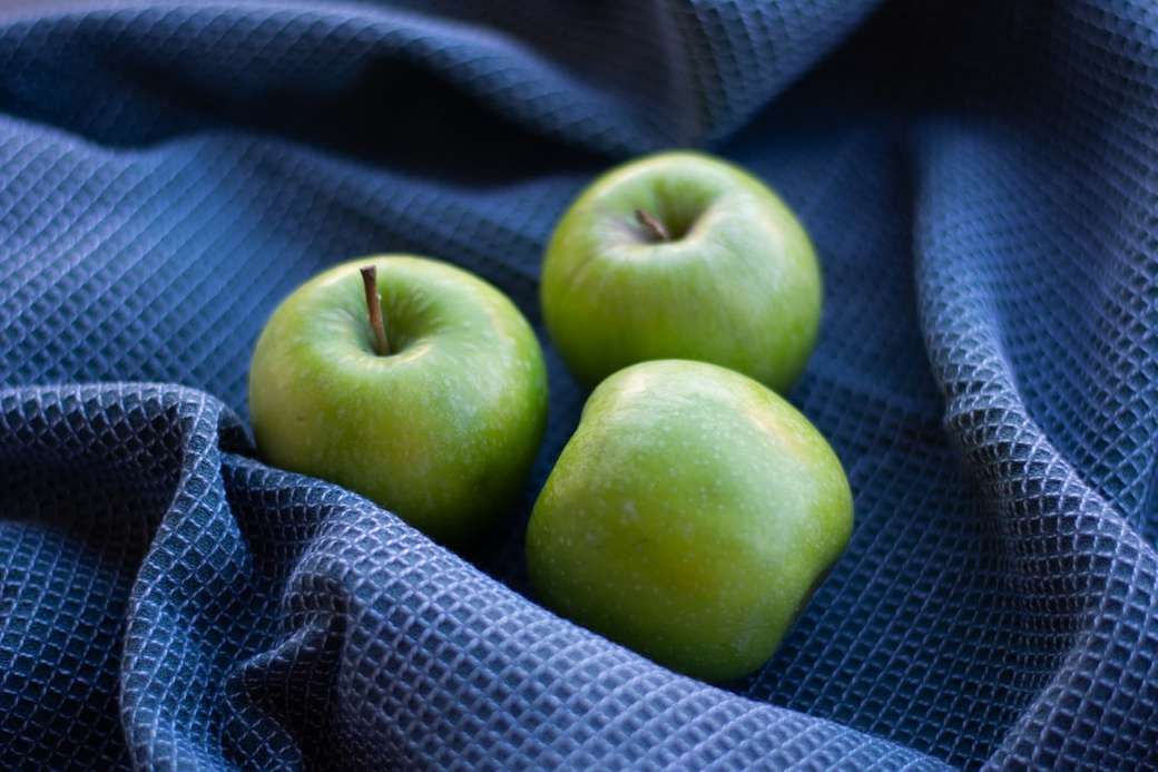 Zielone Jabłko, owoce na stole puzzle online