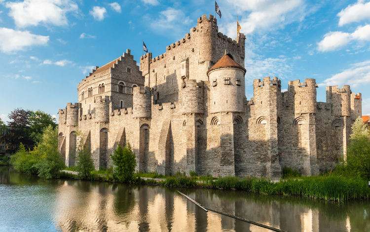 Gandawa zamek na wodzie Gravensteen Belgia puzzle online