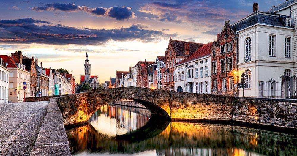 Miasto Brugia z wieloma kanałami w Belgii puzzle online