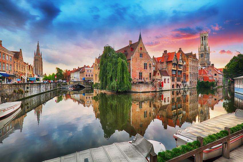 Miasto Brugia z wieloma kanałami w Belgii puzzle online