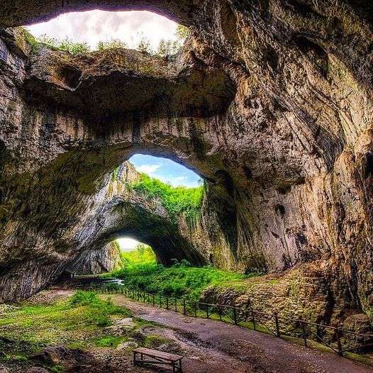 Jaskinia Devetashka - wyjątkowa natura puzzle online