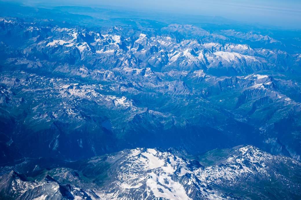 zdjęcie lotnicze gór pokrytych śniegiem puzzle online