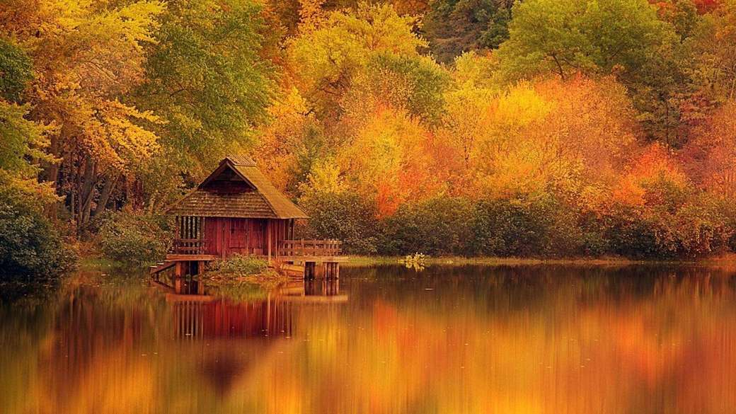 Jesień nad jeziorem z boathouse puzzle online