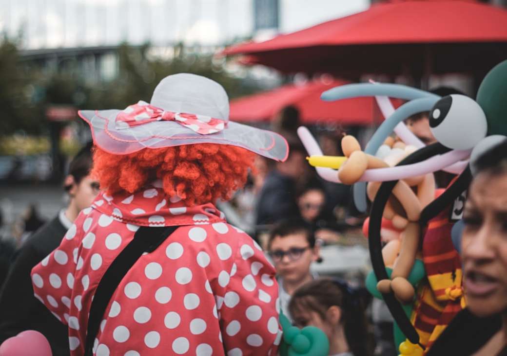 clow na sobie biały kapelusz przeciwsłoneczny otoczony ludźmi puzzle online
