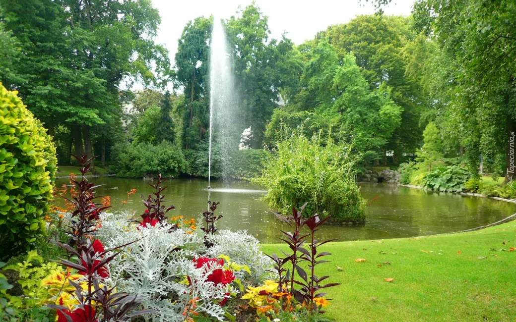 park z fontanną i kwiatami puzzle online