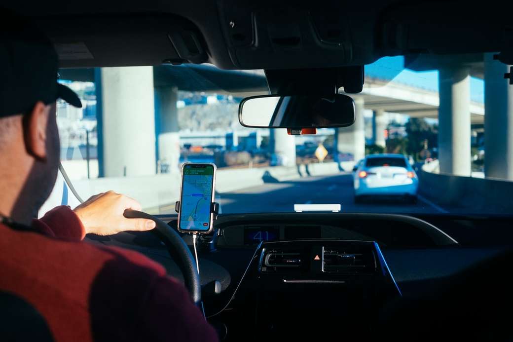 osoba trzymająca iPhone 6 w samochodzie puzzle online