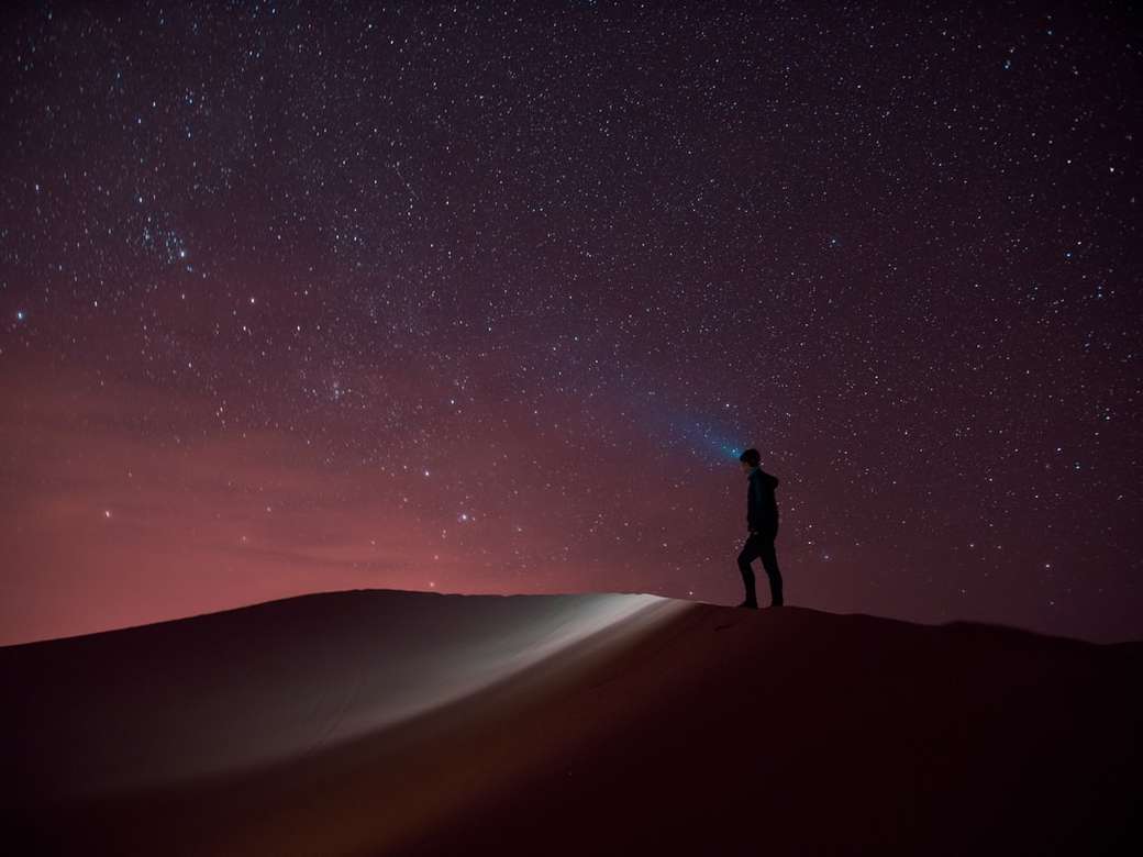 Obserwator gwiazd na pustyni Sahara puzzle online