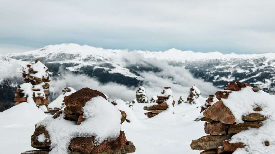 pokryte śniegiem kopce z widokiem na góry puzzle online