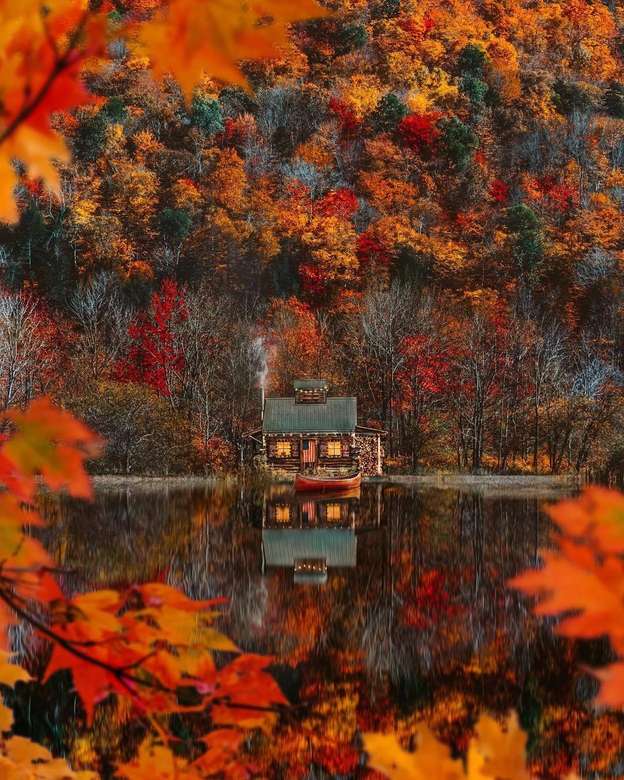 Jesienne kolory nad jeziorem z domem puzzle online