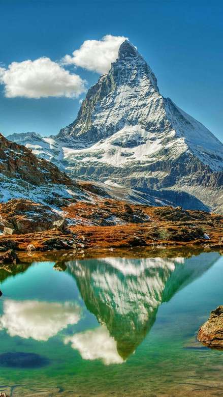 Matterhorn odbija się w górskim jeziorze puzzle online