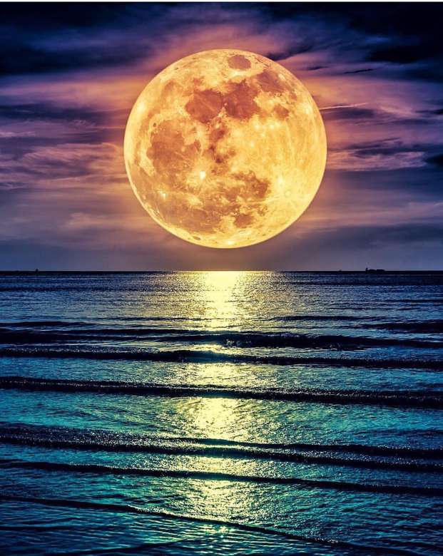 Piękny super księżyc nad morzem puzzle online