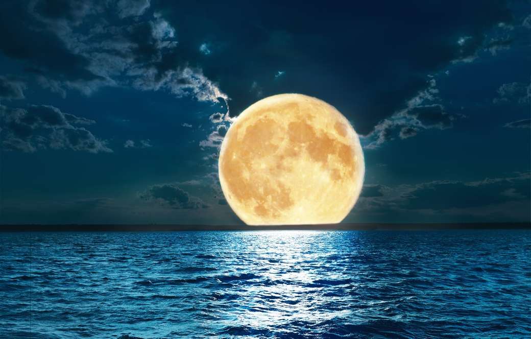 Piękny super księżyc na horyzoncie morskim puzzle online
