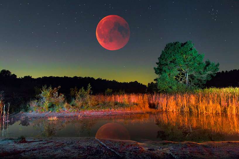 Czerwony księżyc w pełni na niebie puzzle online