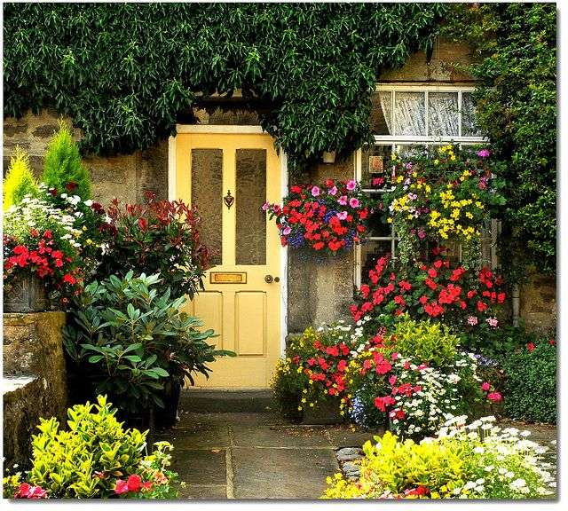 Bogactwo kwiatów przed domem puzzle online