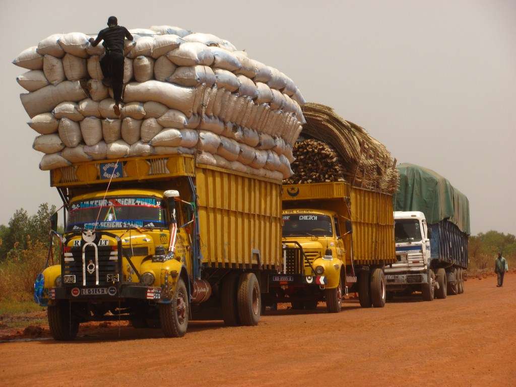 ciężarówki z załadunkiem w afryce puzzle online