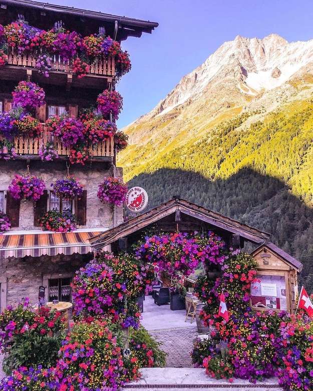 Bujna obfitość kwiatów w domu w Szwajcarii puzzle online