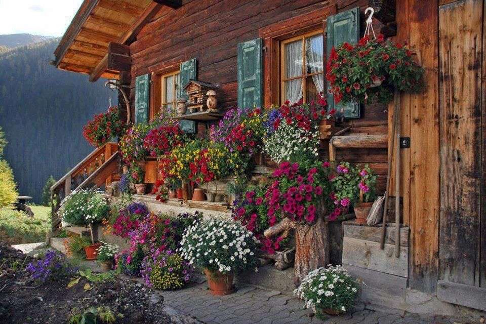 Dom wiejski w Austrii z dekoracjami kwiatowymi puzzle online
