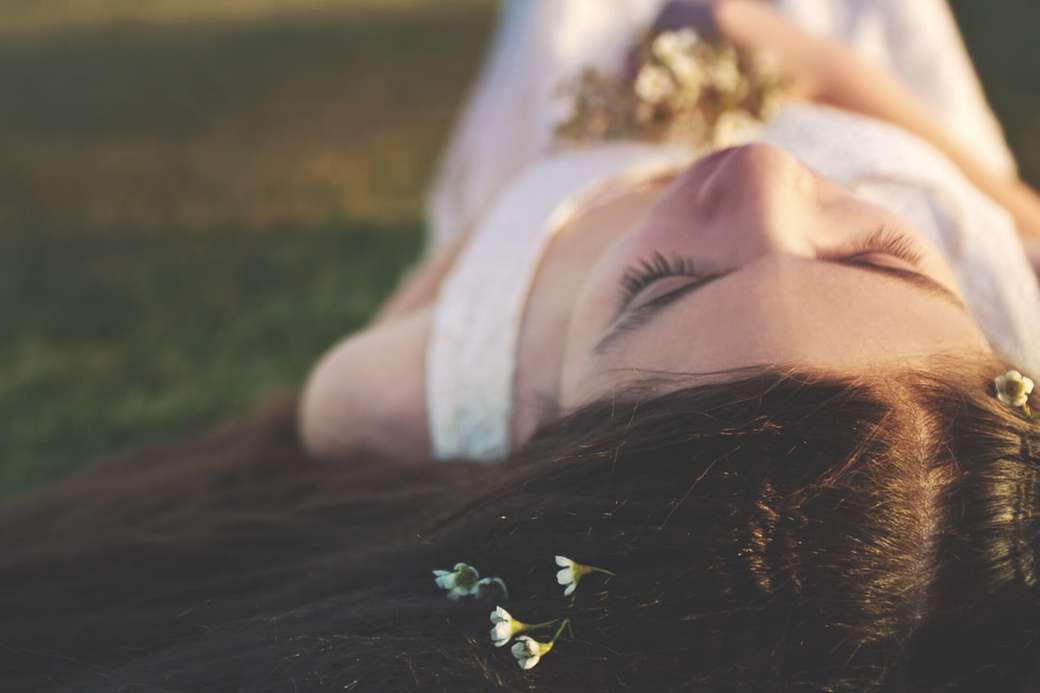 kobieta, leżąc na trawie puzzle online