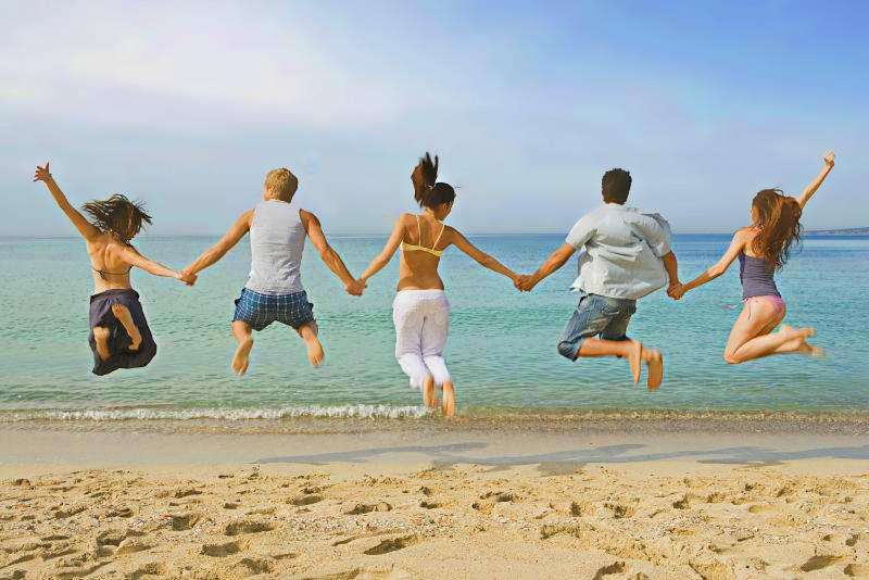 szczęśliwi ludzie na plaży puzzle online