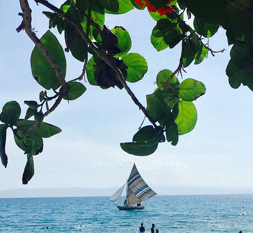 biała łódź na morzu pod błękitnym niebem w ciągu dnia puzzle online