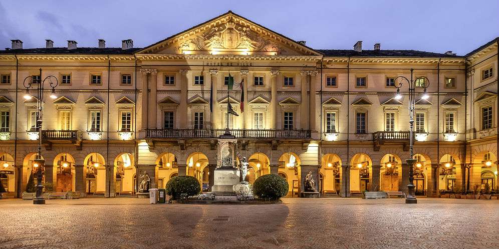 Aosta oświetlone Palais w północnych Włoszech puzzle online