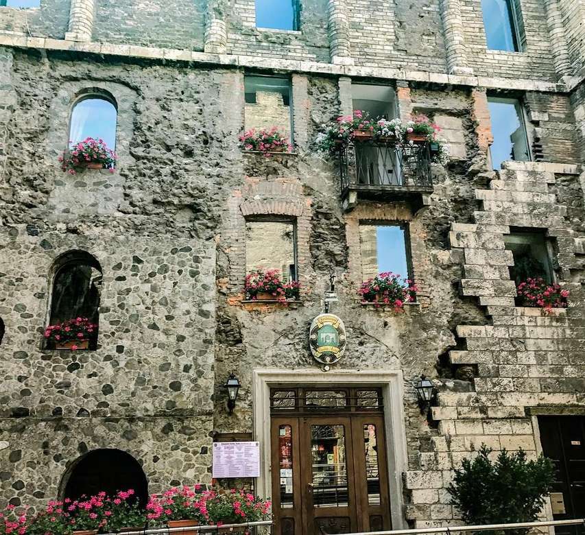 Aosta stary dom z przodu północne Włochy puzzle online