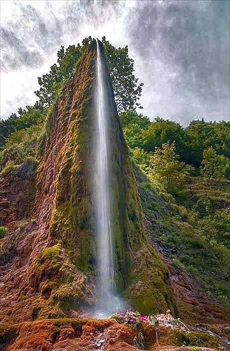 Wysoki wodospad w górach Mts. puzzle online