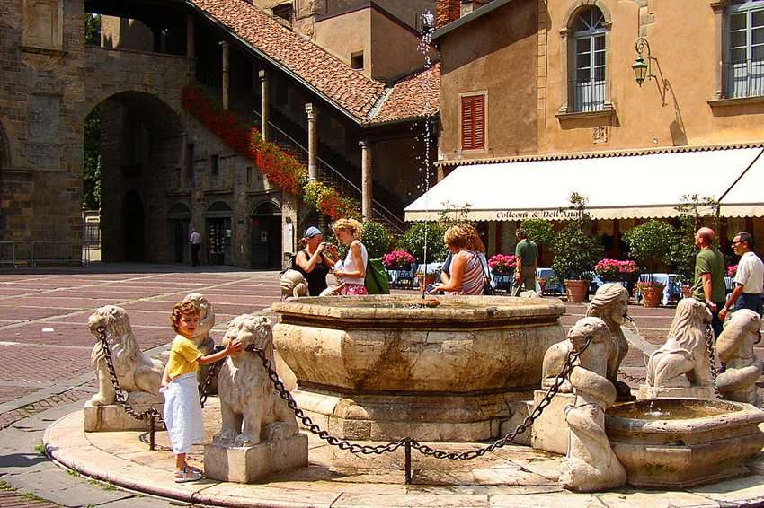 Plac Bergamo z fontanną i kawiarnią puzzle online