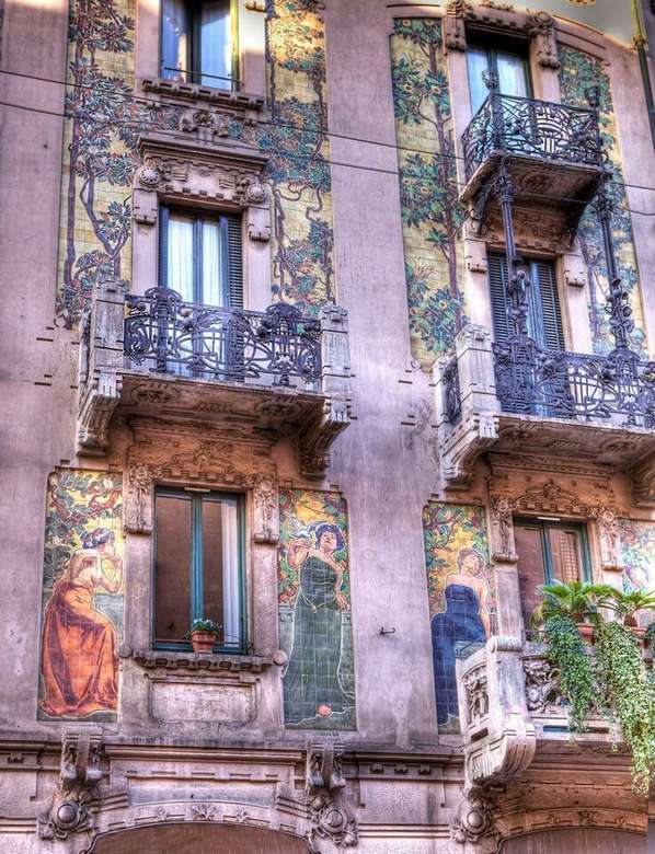 Милано художествено рисува фасади на къщи пъзел