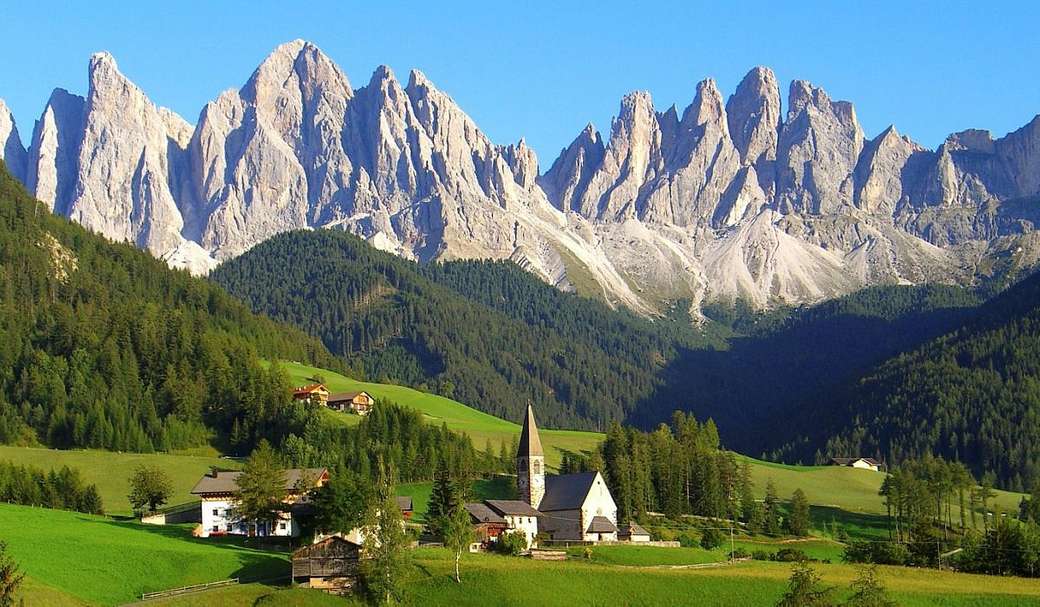 Mała wioska w Dolomitach w Południowym Tyrolu puzzle online