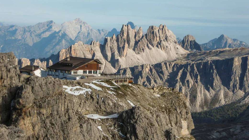 Dom na wysokości w Dolomitach Południowego Tyrolu puzzle online