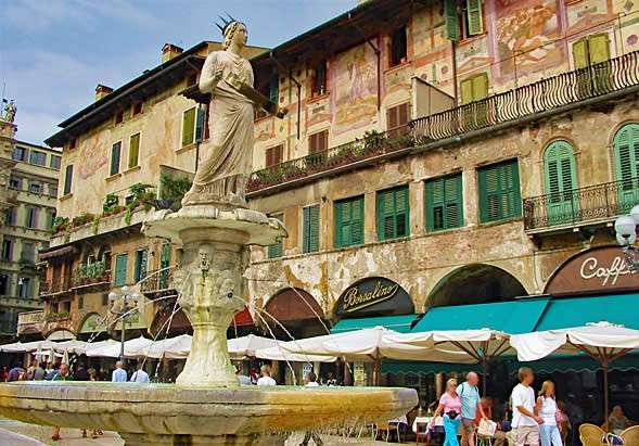Plac starego miasta w Weronie z fontanną puzzle online