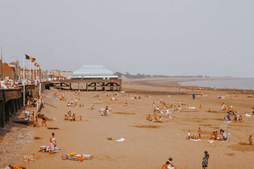 Vintage brytyjska scena nadmorskiej plaży z molo puzzle online