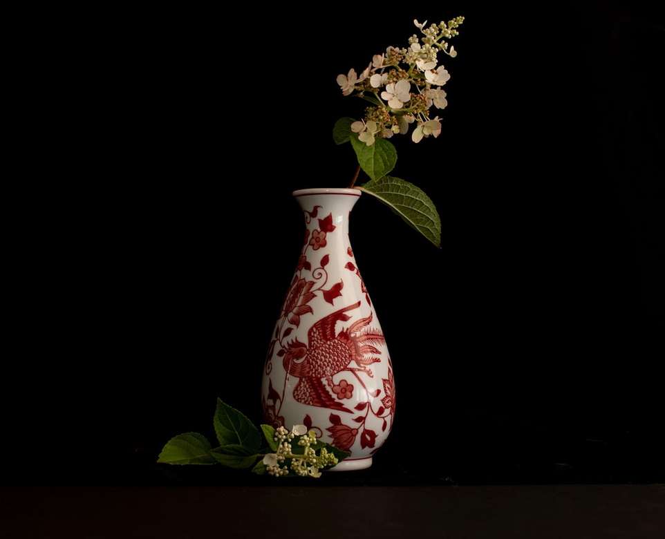 biały i czerwony wazon kwiatowy z białymi kwiatami puzzle online