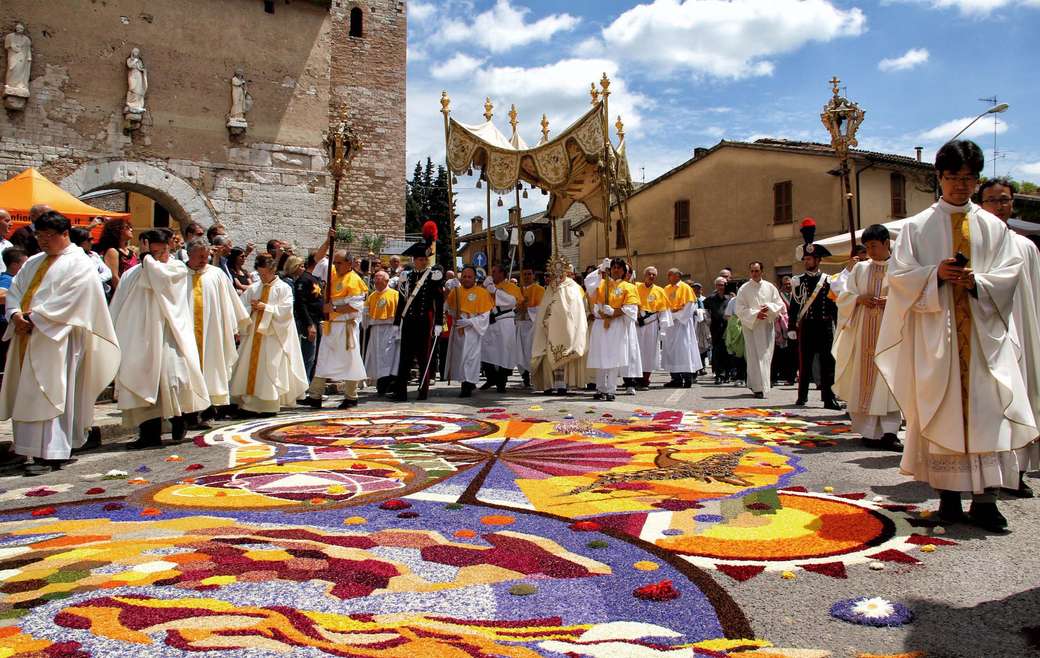 Procesja dywanów kwiatowych Spello Umbria Włochy puzzle online