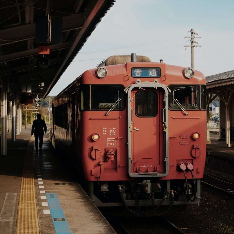czerwony pociąg obok stacji w ciągu dnia puzzle online
