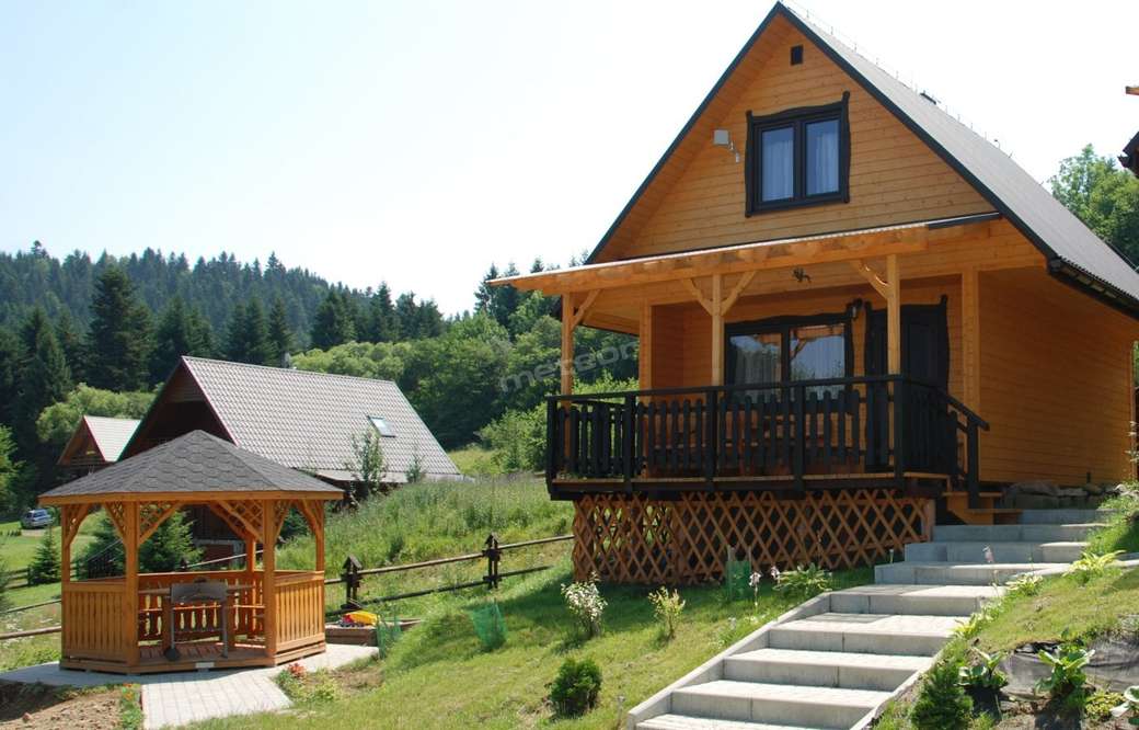 Drewniany domek z altanka  na posesji puzzle online