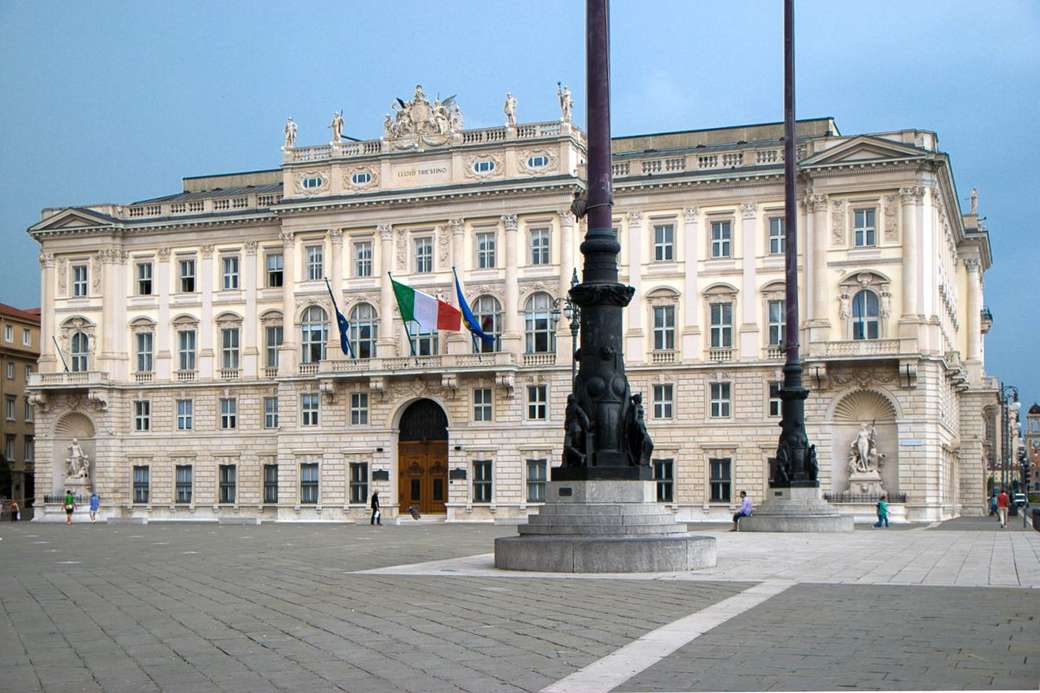 Historisk byggnad i Trieste i Italien online pussel