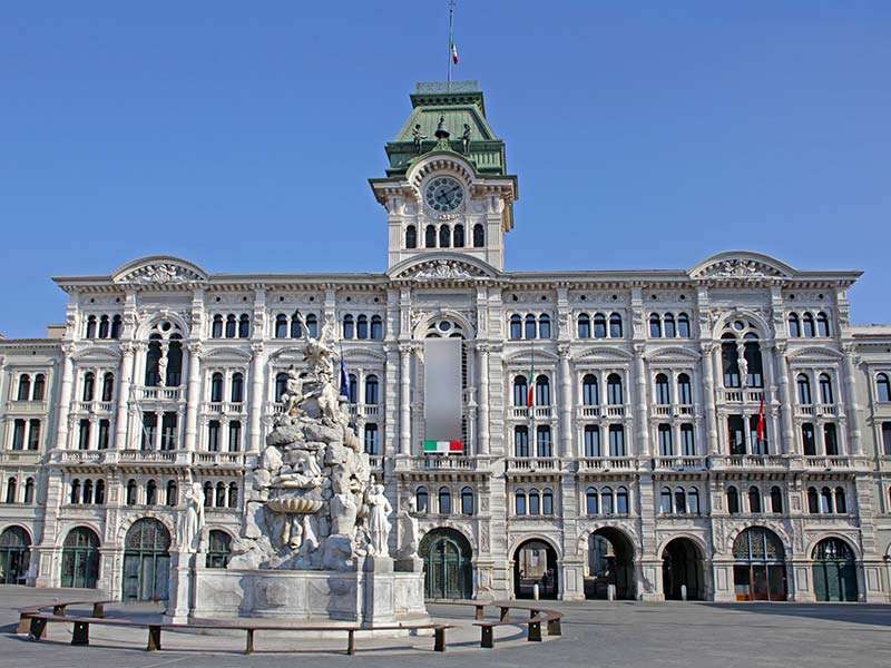 Edifício histórico com fonte em Trieste quebra-cabeça