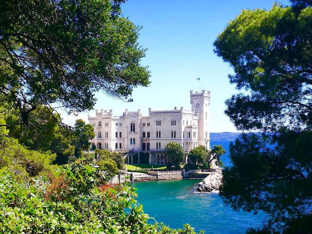 Zamek Miramare w Trieście we Włoszech puzzle online