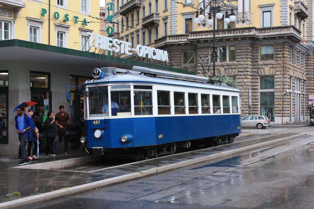 Zabytkowy tramwaj w Trieście we Włoszech puzzle online