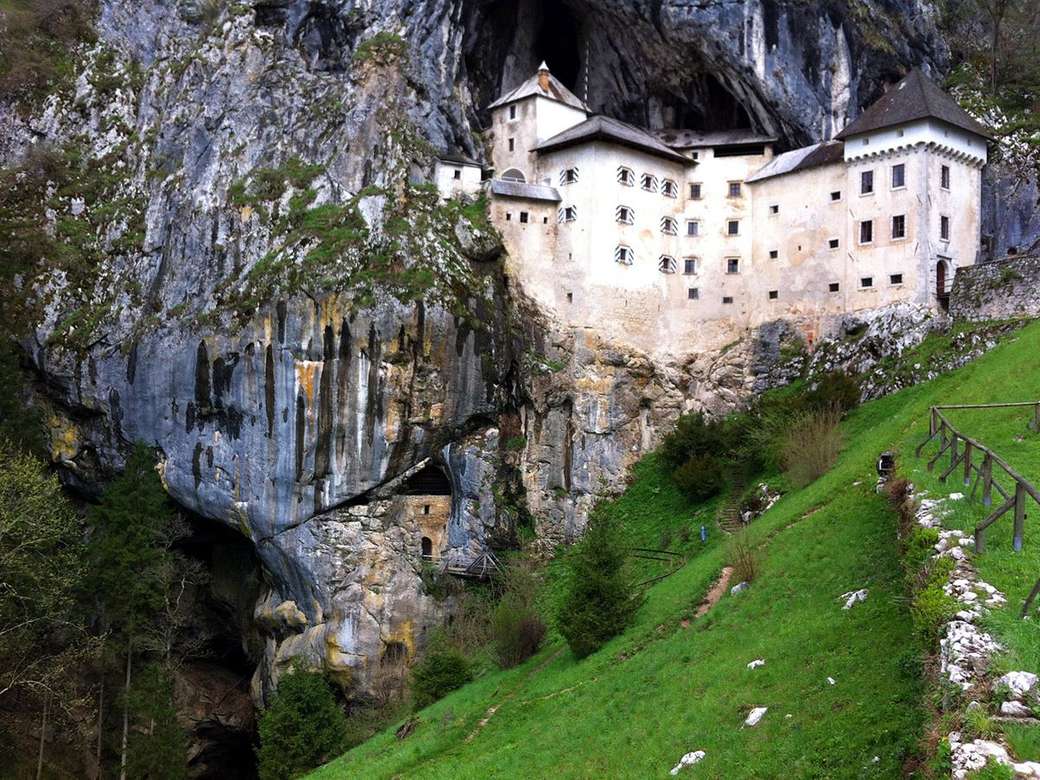 Zamek w jaskini w pobliżu Triestu we Włoszech puzzle online