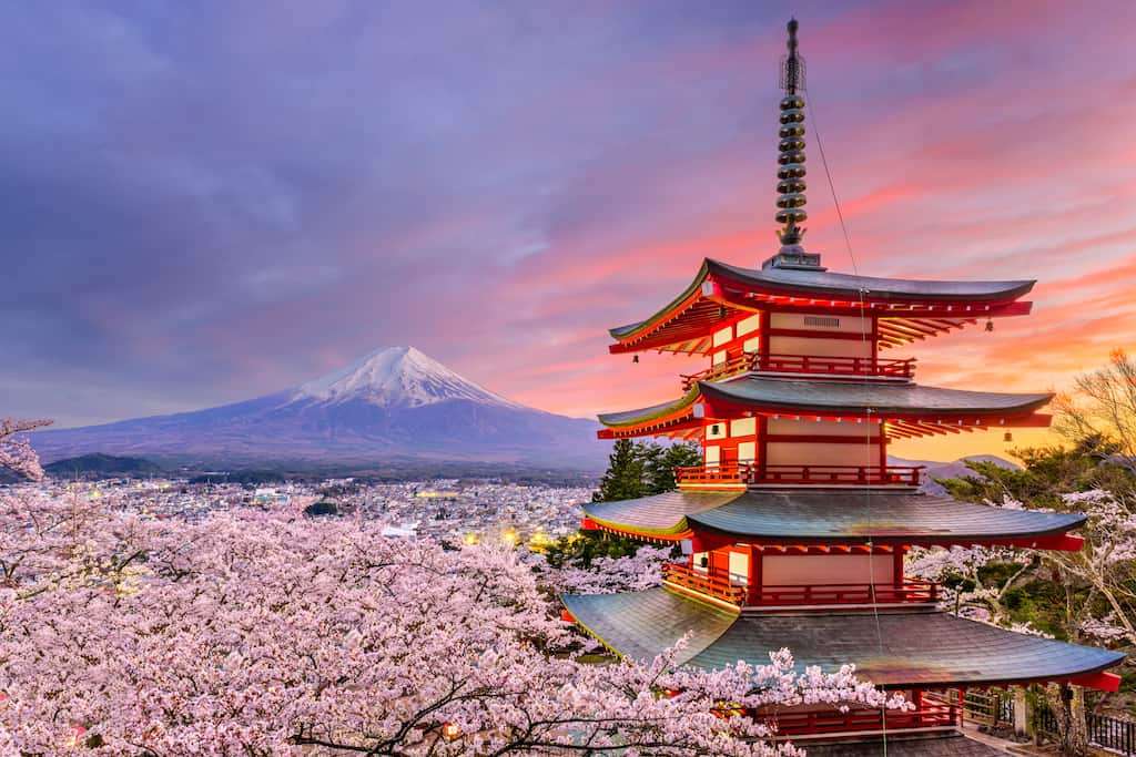 Japonski dom z górami w tle puzzle online
