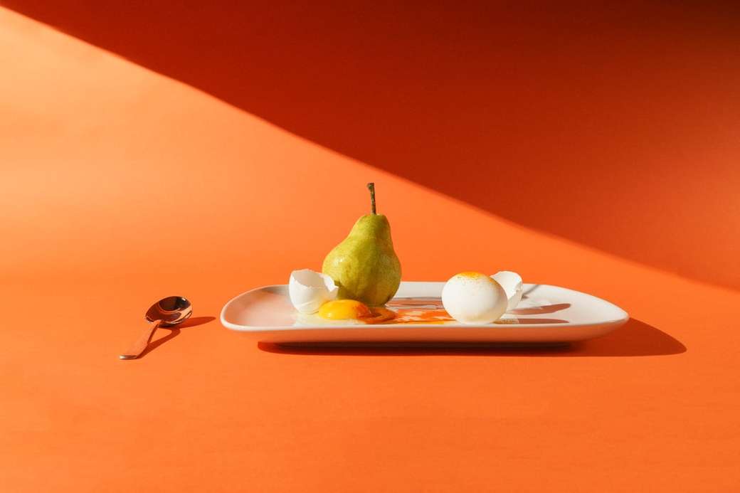 zielone owoce na białym talerzu ceramicznym puzzle online