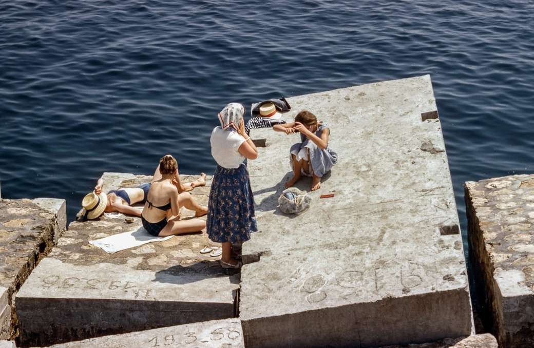 Kobiety opalające się nad morzem puzzle online