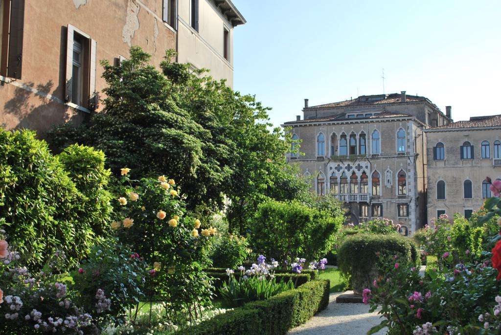 Ukryte ogrody w weneckim Palazzo Cappello puzzle online
