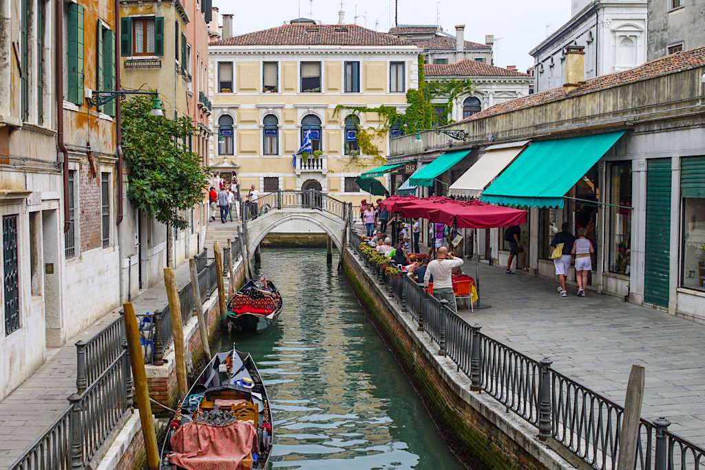 Kanały, mosty i łodzie w Wenecji puzzle online