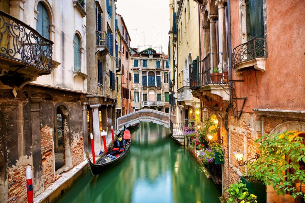 Most nad kanałem i gondola w Wenecji puzzle online