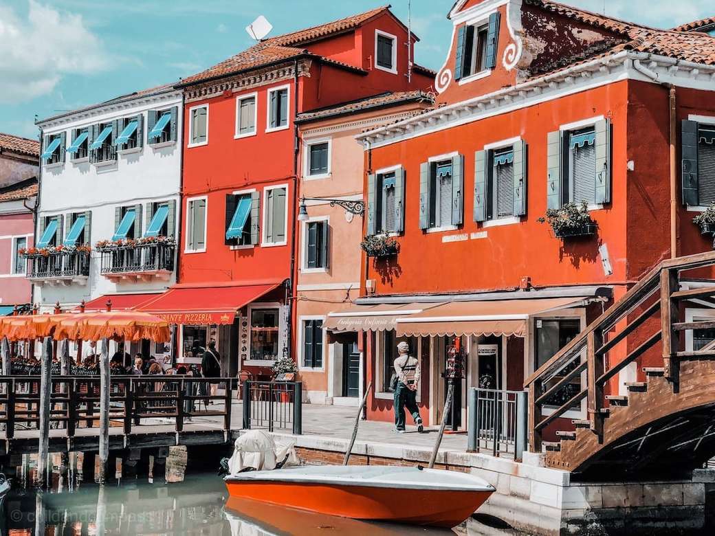 Czerwone domy nad kanałem i łodzią w Wenecji puzzle online