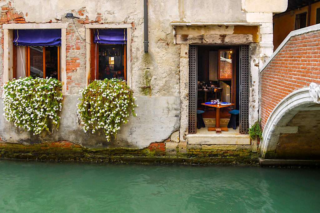 Widok na dom obok mostu w Wenecji puzzle online